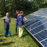 Klusteam Reinaerde maakt zonnepark De Bilt klaar voor zomerzon