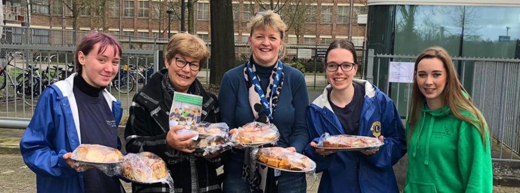 Jongeren van Zorgboerderij Griftenstein en Zorg bakken taarten voor RIVM-medewerkers